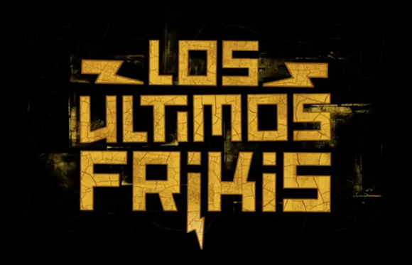 Stylized yellow text reading 'LOS ULTIMOS FRIKIS' against a dark, textured background.
